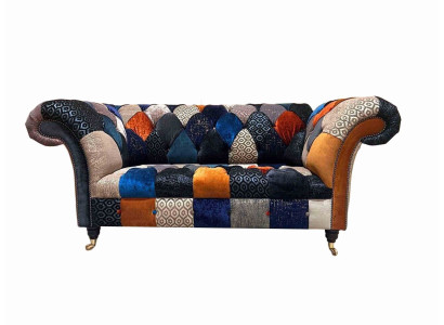 Sofás de tres plazas de lujo en diseño de tela Chesterfield multifacético.