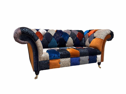 Sofás de tres plazas de lujo en diseño de tela Chesterfield multifacético.
