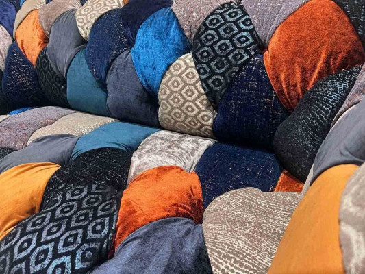 Sofás de tres plazas de lujo en diseño de tela Chesterfield multifacético.
