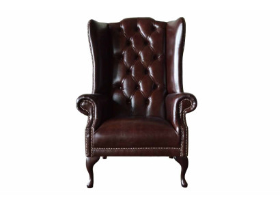 Sillón individual marrón de cuero de diseño Chesterfield para sala de estar.