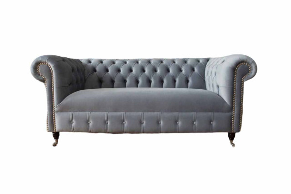 Sofá Chesterfield gris de tres plazas de tela de terciopelo de 230 cm.