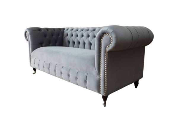 Sofá Chesterfield gris de tres plazas de tela de terciopelo de 230 cm.