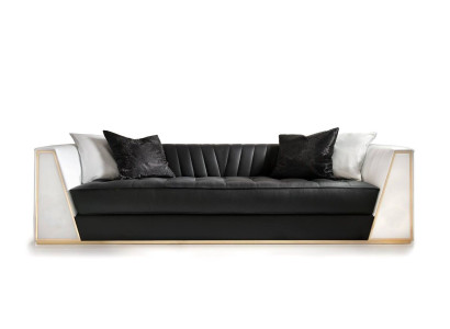 Sofá de tres plazas tapizado en cuero para la sala de estar.