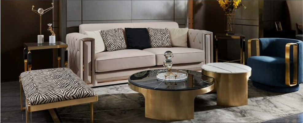 Sofá Chesterfield de cuero beige, sofisticado diseño de sala de estar con cojines.