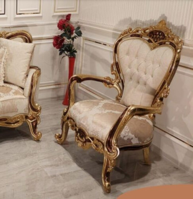 Un lujoso sillón de orejas clásico en blanco barroco de Chesterfield.