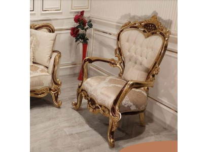 Un lujoso sillón de orejas clásico en blanco barroco de Chesterfield.