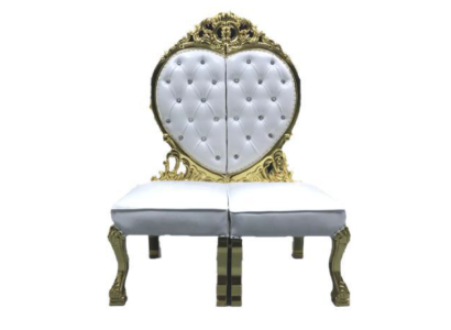 Silla del trono Chesterfield real de terciopelo de amor con corazón en estilo antiguo.