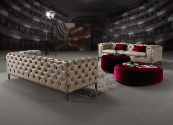 Lujoso conjunto de sofás de 3 plazas + 3 plazas en color beige de Chesterfield.