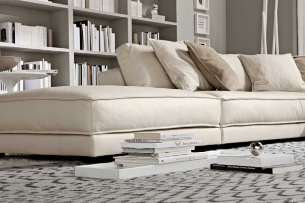 Sofá esquinero de salón en forma de L moderno blanco. Sofás de diseño nuevos.
