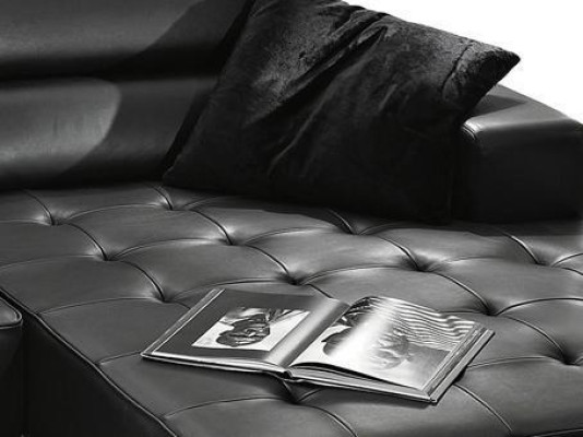 Sofá seccional moderno en forma de L para sala de estar color negro.