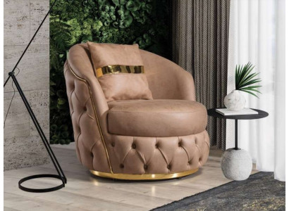 Un sillón lujoso y moderno en un tono beige claro de Chesterfield