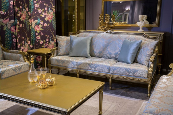Sofá de tres plazas tapizado en azul para una sala de lujo.