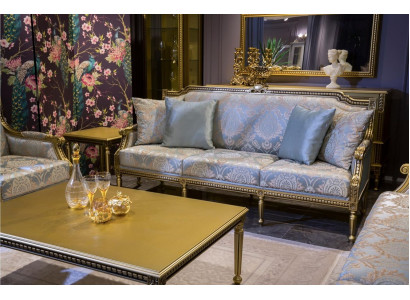 Sofá de tres plazas tapizado en azul para una sala de lujo.