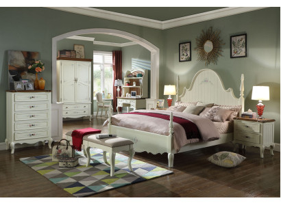 Un conjunto de dormitorio blanco distintivo en estilo clásico.