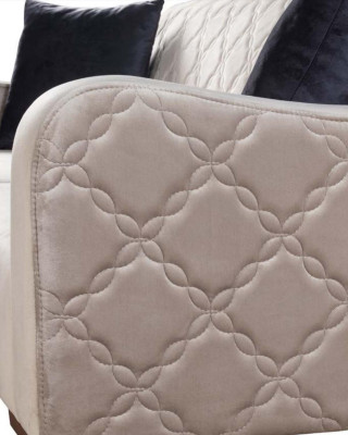 Sofá de tres plazas beige elegante para la sala de estar en terciopelo.