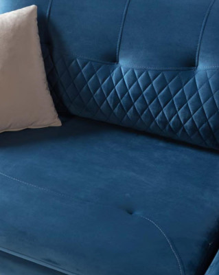 Sofá de tres plazas azul para salón de terciopelo con cojines de asiento de madera.