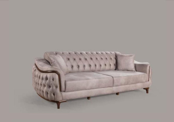 Sofá Chesterfield beige de tres plazas con cojines de asiento en terciopelo y estructura de madera.