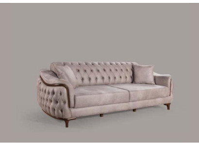 Sofá Chesterfield beige de tres plazas con cojines de asiento en terciopelo y estructura de madera.