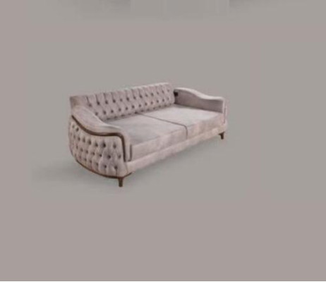 Sofá Chesterfield beige de tres plazas con cojines de asiento en terciopelo y estructura de madera.