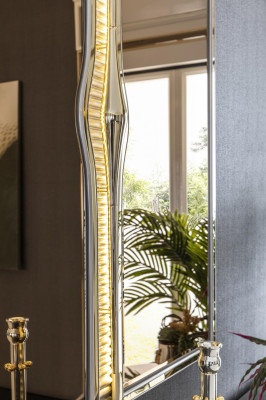 Espejo dorado estilo moderno para sala de estar, diseño elegante de espejo de pared en muebles nuevos.