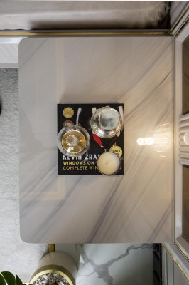 Mesita de noche blanca de diseño moderno, muebles de lujo, elegante, hermosa, dormitorio nuevo.