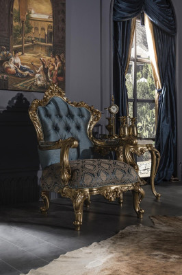 Sillón azul, elegante salón tapizado en tela, diseño clásico de lujo, hermoso y nuevo.