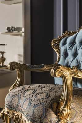Sillón azul, elegante salón tapizado en tela, diseño clásico de lujo, hermoso y nuevo.