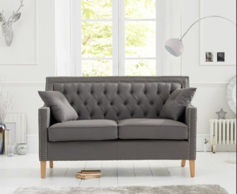 Sofá Chesterfield de tela para 2 personas con cojines acolchados.