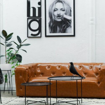Sofá Chesterfield de estilo americano de tres plazas en cuero acolchado color marrón.