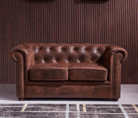 Sofá Chesterfield de lujo de cuero artificial para la sala de estar.
