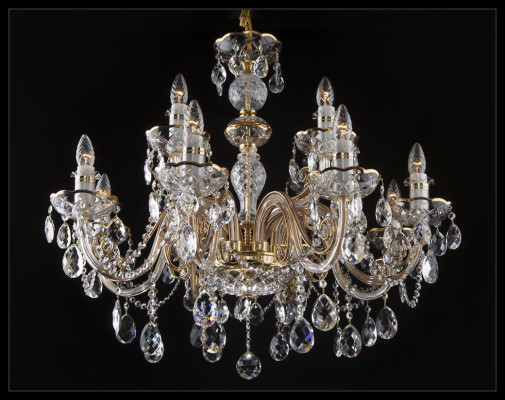 Clásica lámpara de araña de techo de cristal de Bohemia.