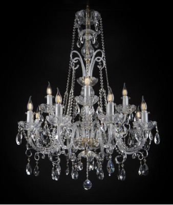 Clásica lámpara de araña de techo de cristal con iluminación Nueva Bohemia.