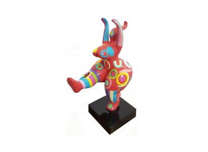 Arte abstracto del diseñador. Estatua de figura linda. Esculturas pintadas coloridas.