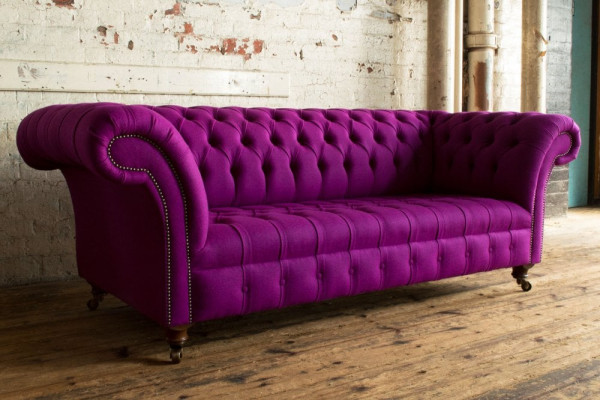 Chesterfield sofá de 3 plazas clásico de lujo en morado, rosa y rosa tejido.