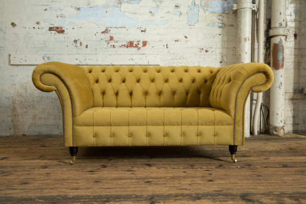 Sofá Chesterfield de 2 plazas, diseñado con tapizado, amarillo de terciopelo nuevo.
