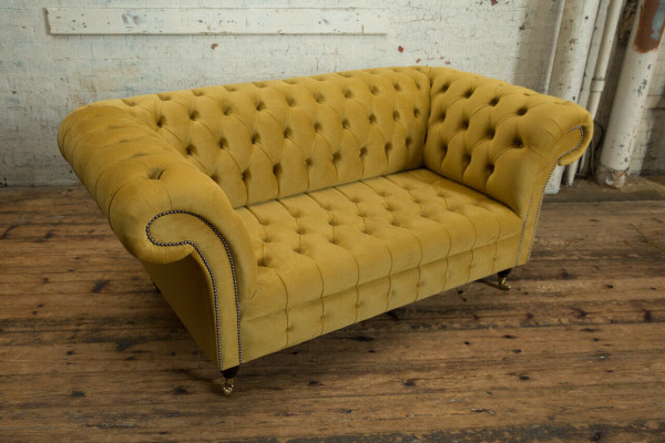 Sofá Chesterfield de 2 plazas, diseñado con tapizado, amarillo de terciopelo nuevo.