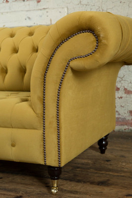 Sofá Chesterfield de 2 plazas, diseñado con tapizado, amarillo de terciopelo nuevo.