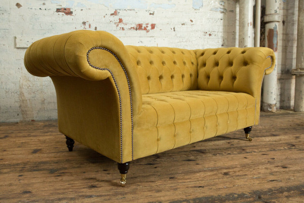 Sofá Chesterfield de 2 plazas, diseñado con tapizado, amarillo de terciopelo nuevo.