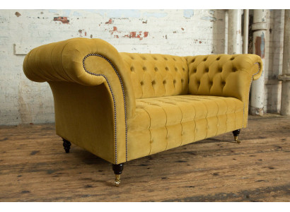 Sofá Chesterfield de 2 plazas, diseñado con tapizado, amarillo de terciopelo nuevo.