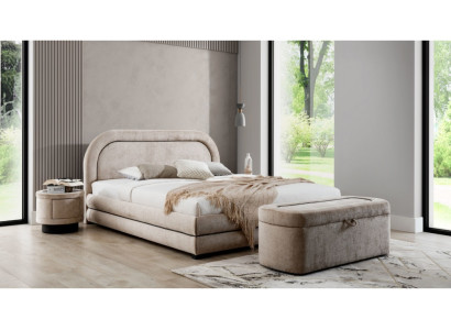 Conjunto de dormitorio exclusivo en beige con cama doble, cabecero acolchado y mesitas de noche.
