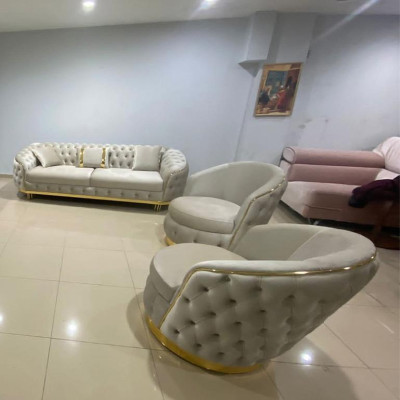 Juego de sala de diseño que consta de un sofá de 3 plazas y 2 sillones.