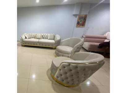 Juego de sala de diseño que consta de un sofá de 3 plazas y 2 sillones.