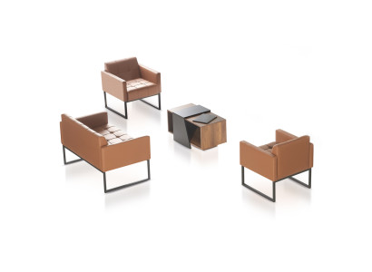 Juego de sala de estar marrón de 4 piezas con 2 sillones de 2 plazas y mesa de centro de un solo color de estilo uniforme.
