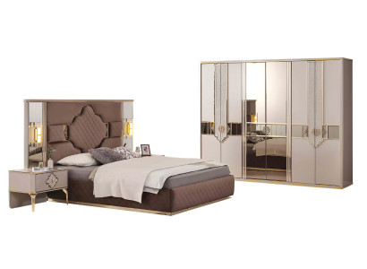 Conjunto de dormitorio beige y marrón, armario, cama tapizada, mesitas de noche.