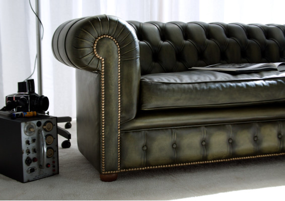 Sofá Chesterfield de 3 plazas con tapizado clásico, nuevo, marca Richmond.