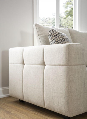 Sofá moderno de lujo de 3 plazas en blanco, tela de diseño de asiento acolchado.