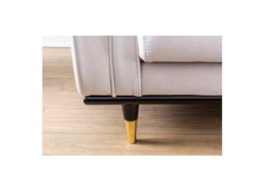 Clásico sofá Chesterfield de tres plazas de lujo en color beige.