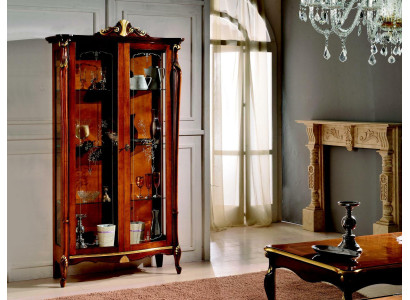 Muebles italianos de madera en estilo clásico. Vitrina, armario, estante, armarios.