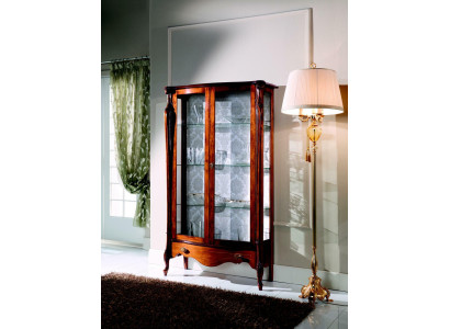 Muebles italianos de lujo. Muebles clásicos de madera marrón. Elegante vitrina.