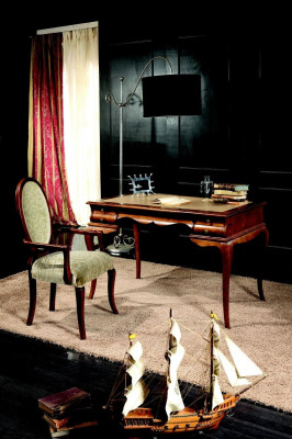 Muebles de lujo de madera para oficina en set de 2 piezas: escritorio y silla. Mesas italianas de estilo barroco.